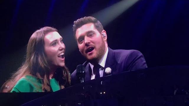 Michael bublé - singing with audience member katy saunders - leeds first direct arena - 3/6/19