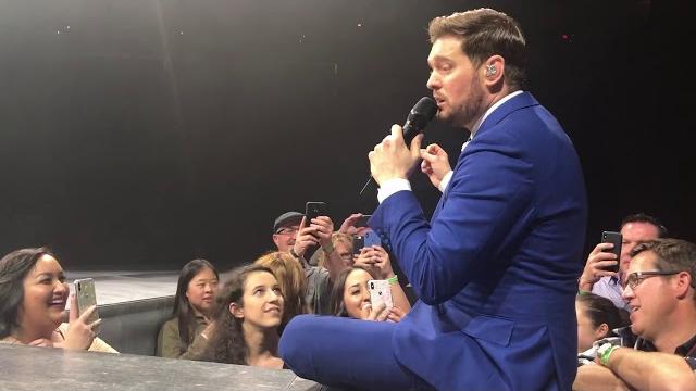 Michael bublé sings with fan in las vegas in 2019