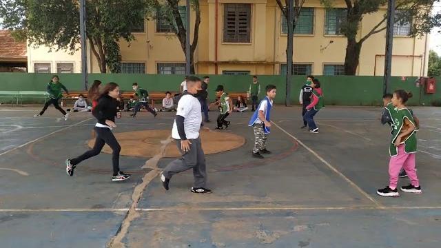 Mãe da rua (atividade motora / brincadeira).